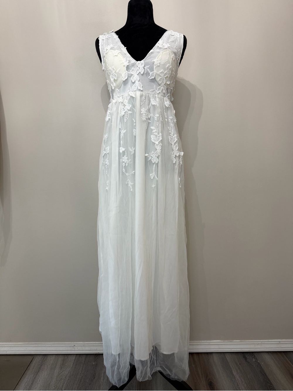 White Lace Applique Tulle Maxi Dress V-Neck Sleeveless Floral Bridal Gown - Picture 2 of 10